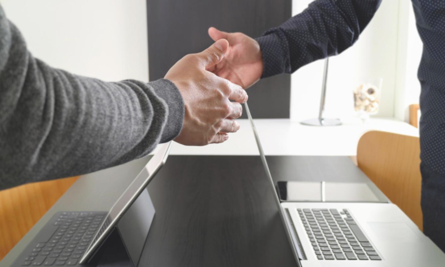 Équipe collaborative travaillant sur un projet de formation digitale